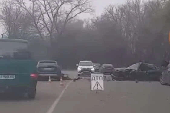 Серйозне ДТП під Києвом: дорогу не поділили Volvo та Audi (відео)