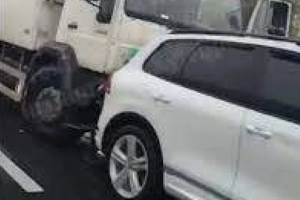 Водій вантажівки влаштував масштабну аварію в Києві (відео)