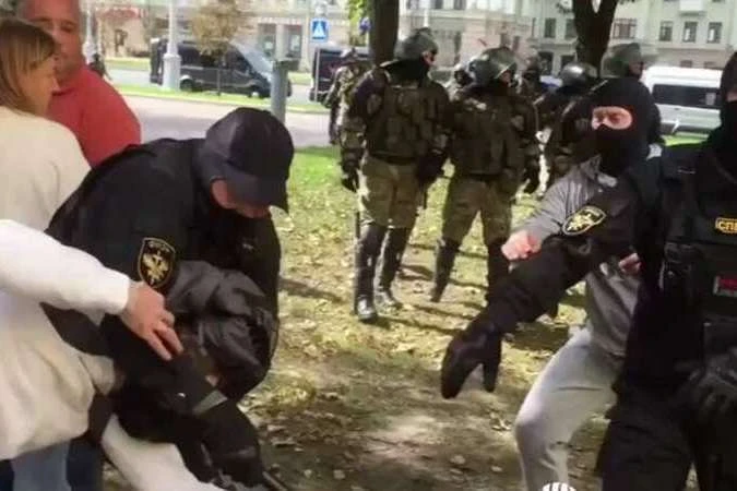 У Білорусі затриманих журналістів відправили в ізолятор, їх судитимуть