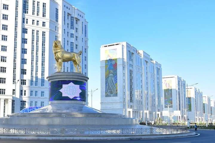 Президент Туркменістану відкрив гігантський пам'ятник алабаю з чистого золота
