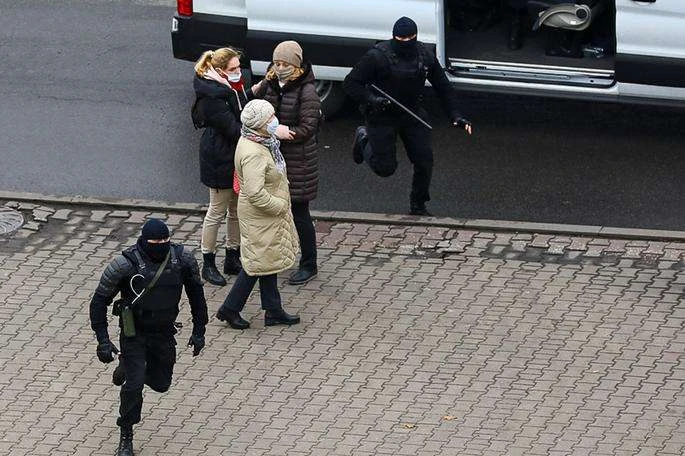 У Мінську на акції протесту продовжуються затримання, лунають вибухи