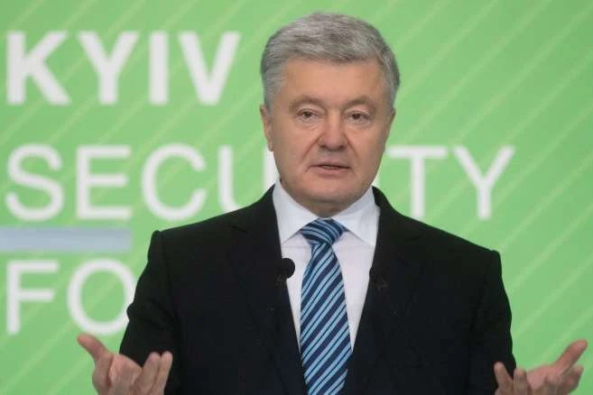 Порошенко розказав, як у 2014 році навіть двигун для танку не міг купити