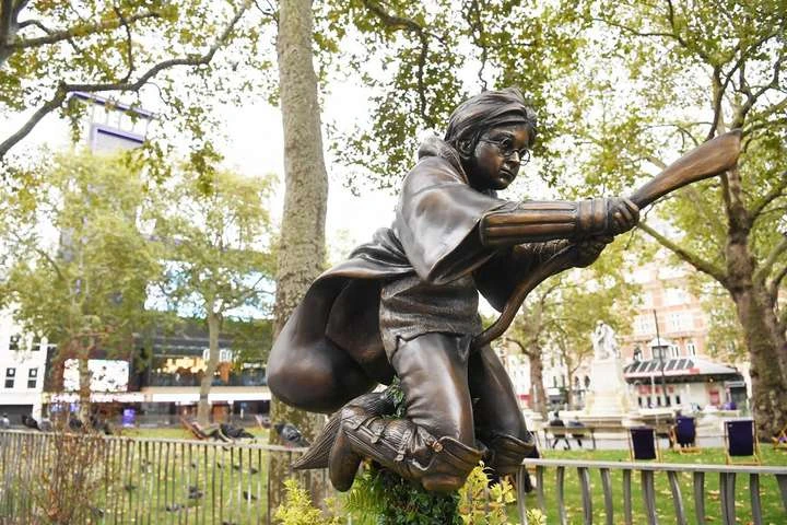 В Лондоне установили памятник Гарри Поттеру (фото)