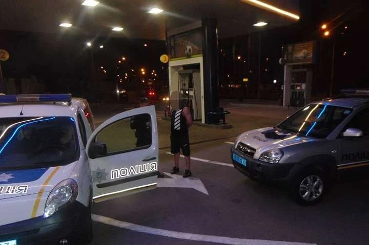 На одній із автозаправок Києва чоловік погрожував підірвати гранату (фото)
