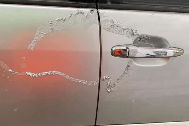 У Києві невідомі обливають автомобілі кислотою (фото, відео)