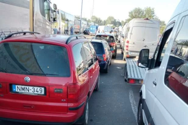 На Закарпатті у чергах на кордоні зупинилися майже 600 автомобілів (відео)
