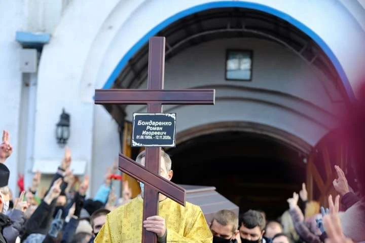 «Рома, ти герой!» У Білорусі тисячі людей попрощалися з убитим активістом – відео