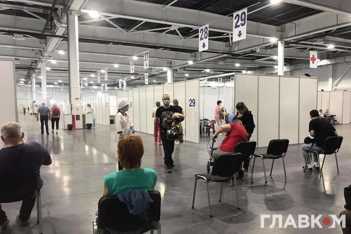 У центрі масової вакцинації в Києві можна щепитися до вихідних, відкрито запис
