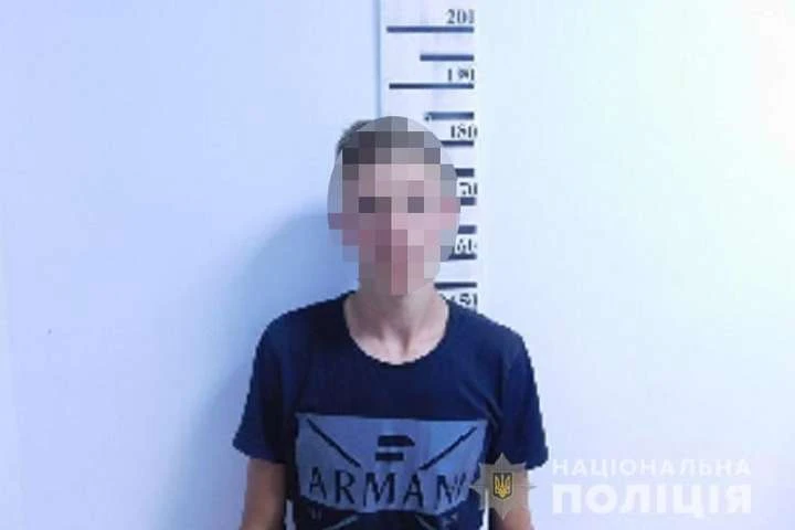 У Києві двоє юнаків заштовхали чоловіка в гараж і викрали автівку