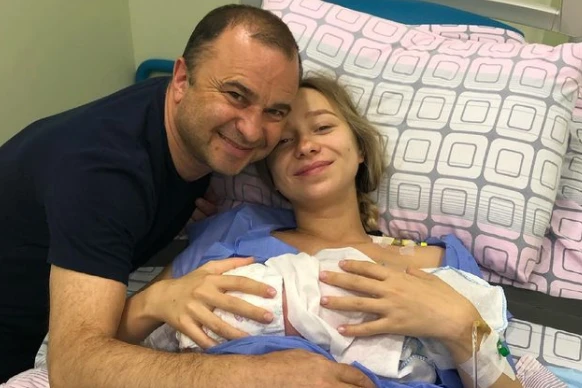 27-летняя жена Виктора Павлика родила артисту сына. Стало известно имя, рост и вес малыша