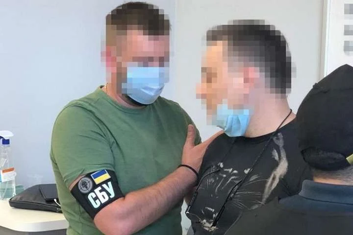 Мільйон гривень за маски для військових. СБУ затримала на хабарі посадовців Медичних сил