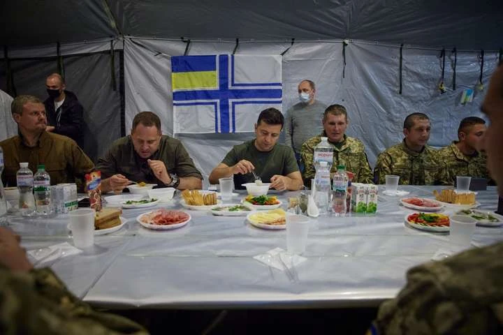 Як Зеленський з Єрмаком солдатську кашу їли. Фото, яке збурило мережу