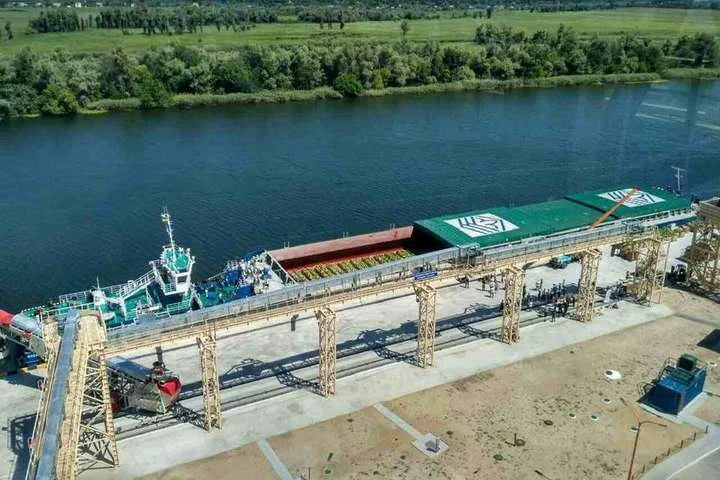 До Києва прямує баржа з херсонськими кавунами