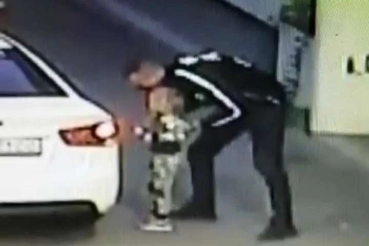 В Борисполі чоловік викрав на заправці чотирирічну дитину (відео)
