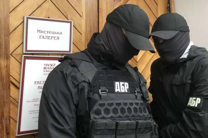 Штурм виставки картин Порошенка. Антикорупційний суд зобов’язав відкрити справу проти слідчих ДБР