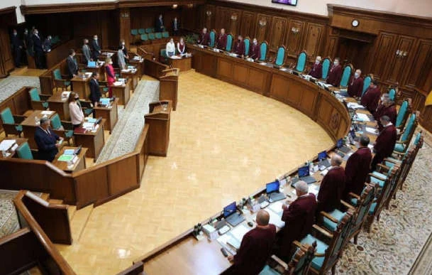 Судді Конституційного суду поскаржились Зеленському на тиск