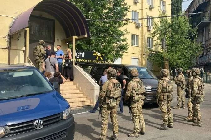 «Прийшли навіть до матері Марченко». СБУ проводить нові обшуки у Медведчука