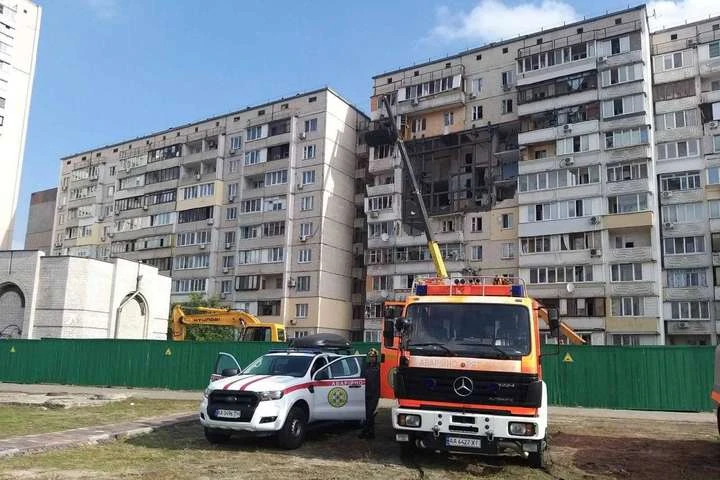 Вибух на Позняках: рятувальники виносять зі зруйнованих квартир речі (фото)