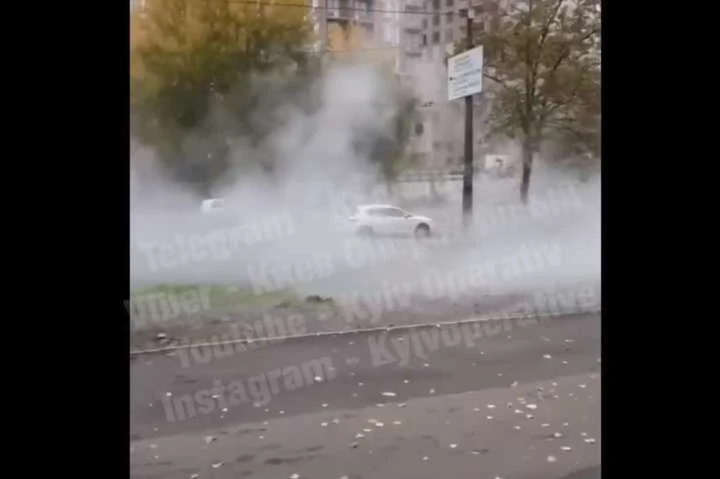 Вулицю на столичних Теремках залило окропом (відео)