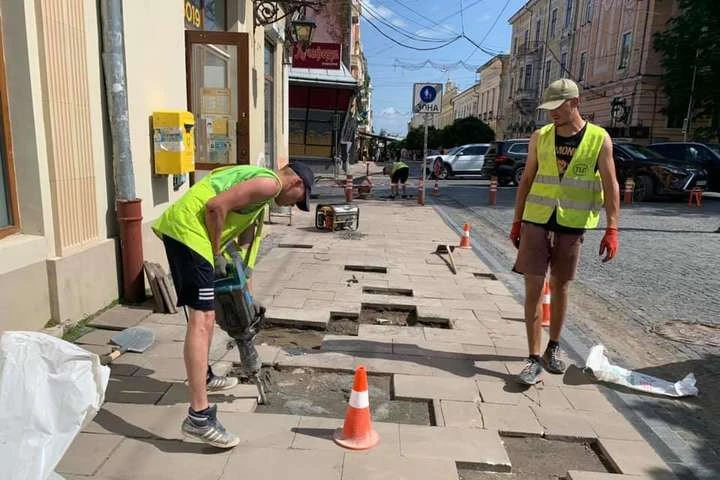 Кінорежисер взявся своїм коштом ремонтувати тротуар у Чернівцях