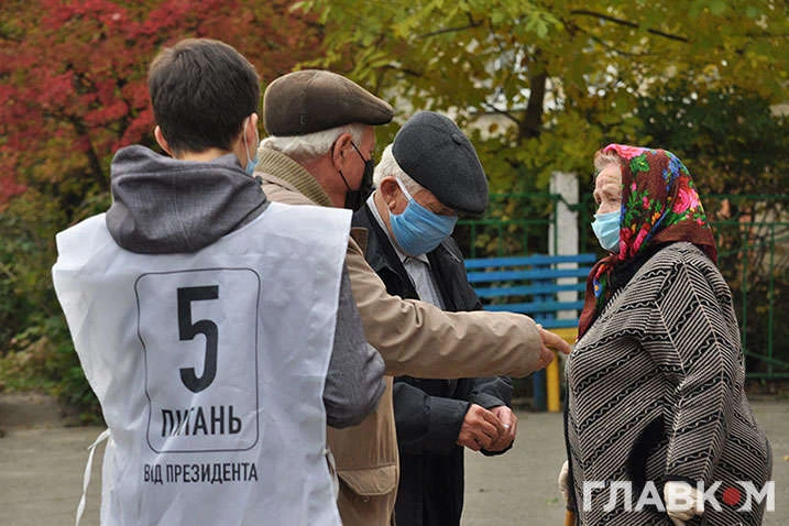 «Дайош наркотити!» Опитування Зеленського біля виборчих дільниць викликає запеклі дискусії (Відео)