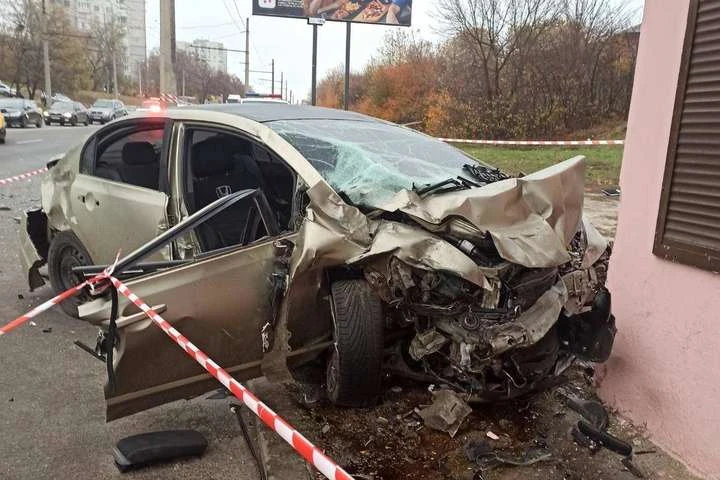В Харкові авто вилетіло на зупинку громадського транспорту: є постраждалі