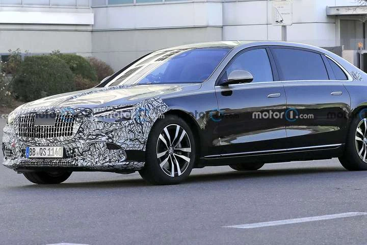 В мережі з'явилися фото нового розкішного лімузина Maybach