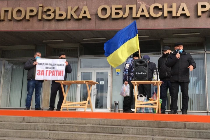 «Вимагаємо зупинити тарифний геноцид»: запорожці вийшли на протест під будівлю ОДА (фото)
