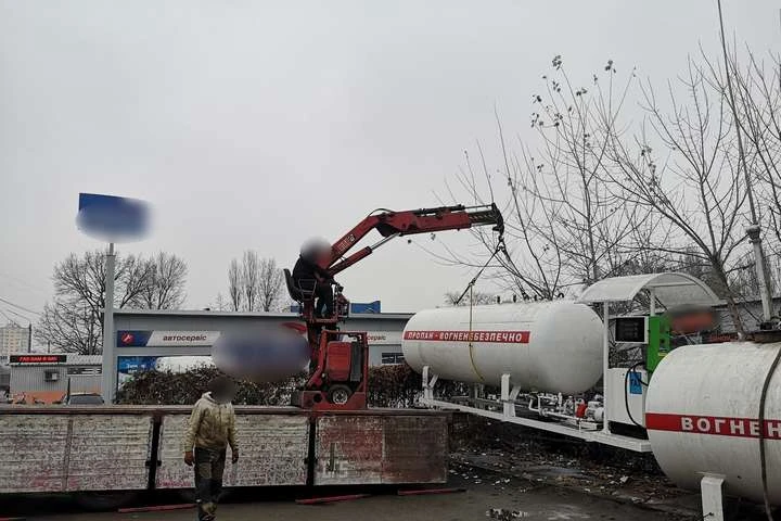 Під час спецоперації в Києві демонтовано незаконні автозаправки (фото)
