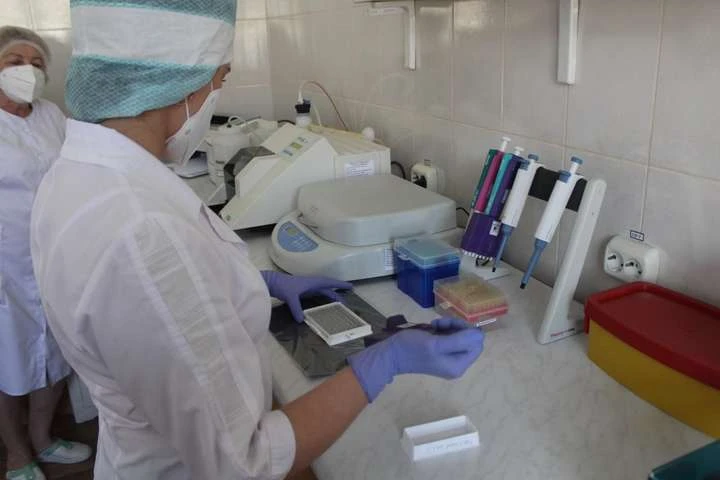 Фахівці ВООЗ вчать тернопільських вірусологів робити тести на Covid-19