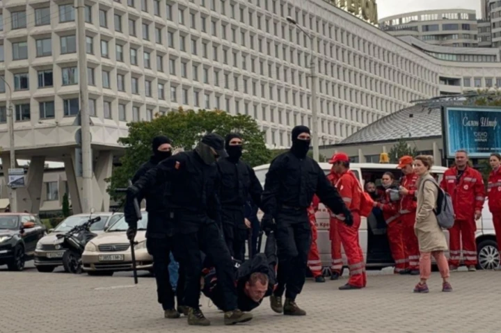 Білоруські силовики під час протестів на вихідних затримали понад триста людей