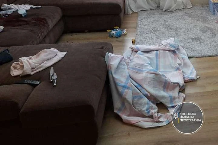 Чоловік, який зарізав трирічну доньку, чекатиме на вирок суду під вартою
