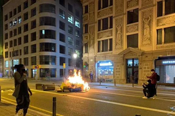 В Іспанії масштабні протести проти карантину: протестувальники палять автівки та грабують магазини