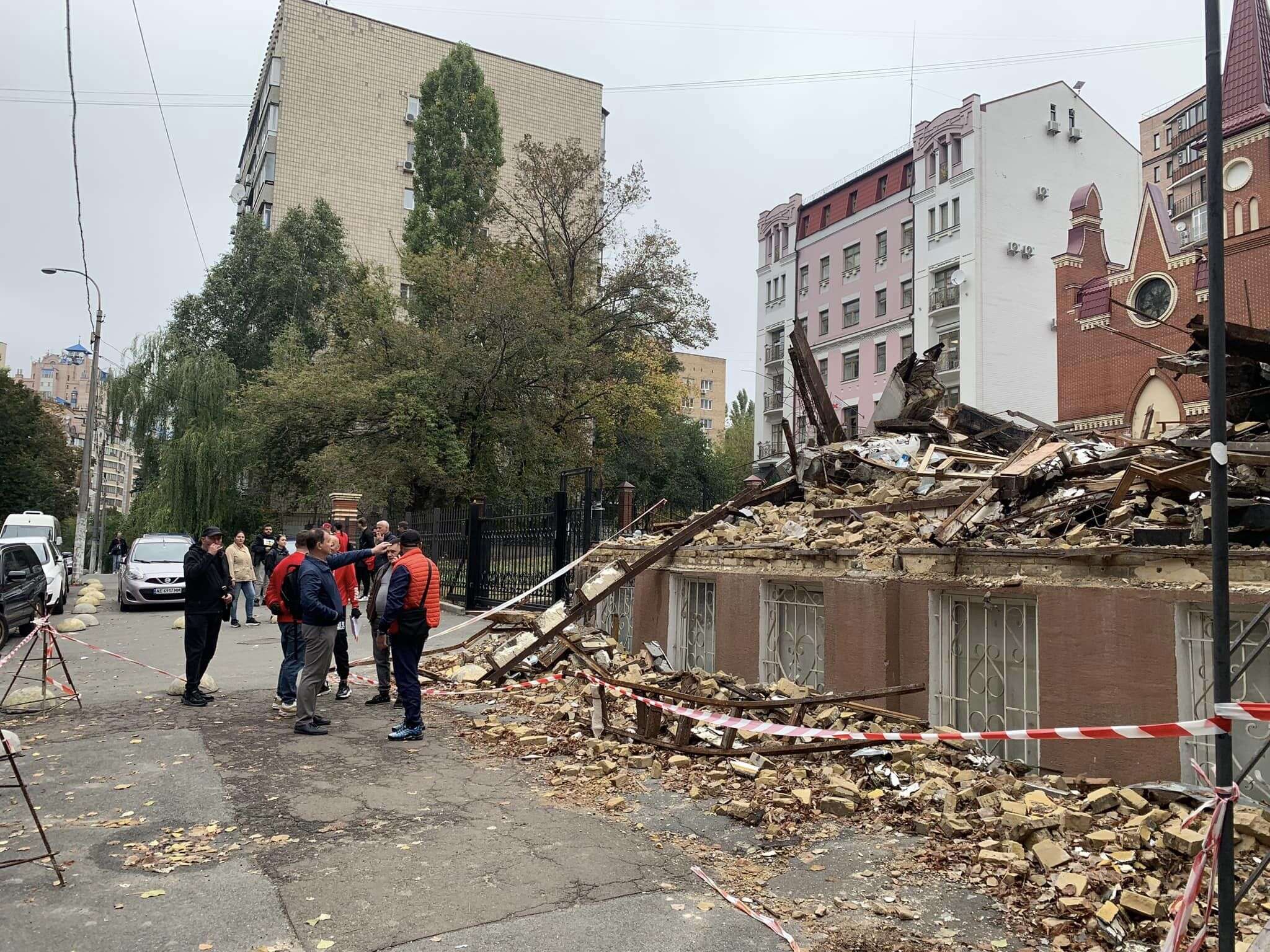 У Києві будівельники розбирають руїни садиби Зеленських, попри накладений на неї арешт