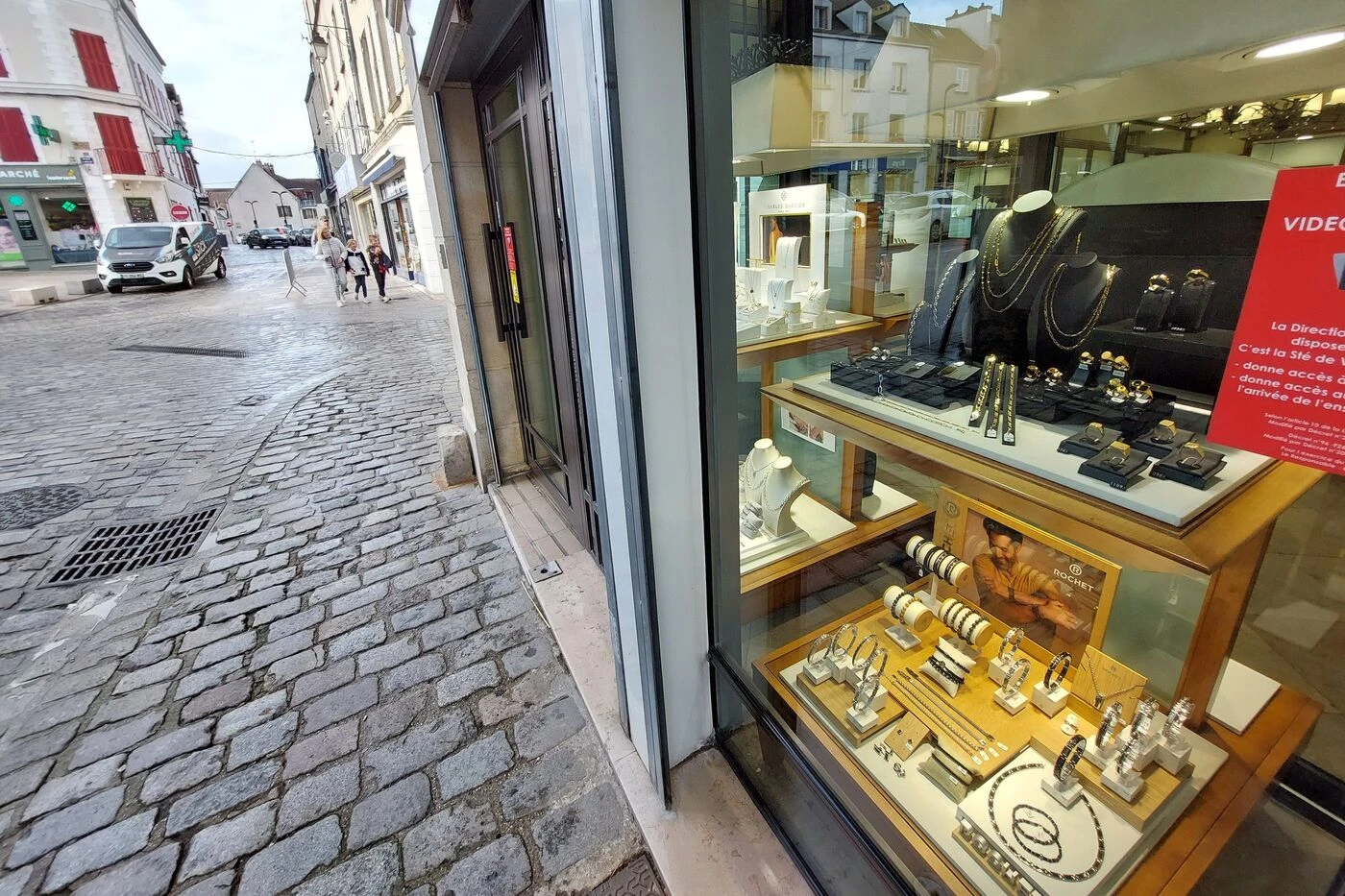 « Elle est pétrifiée de se retrouver face à son agresseur » : le braqueur des bijoutiers de Brie-Comte-Robert condamné