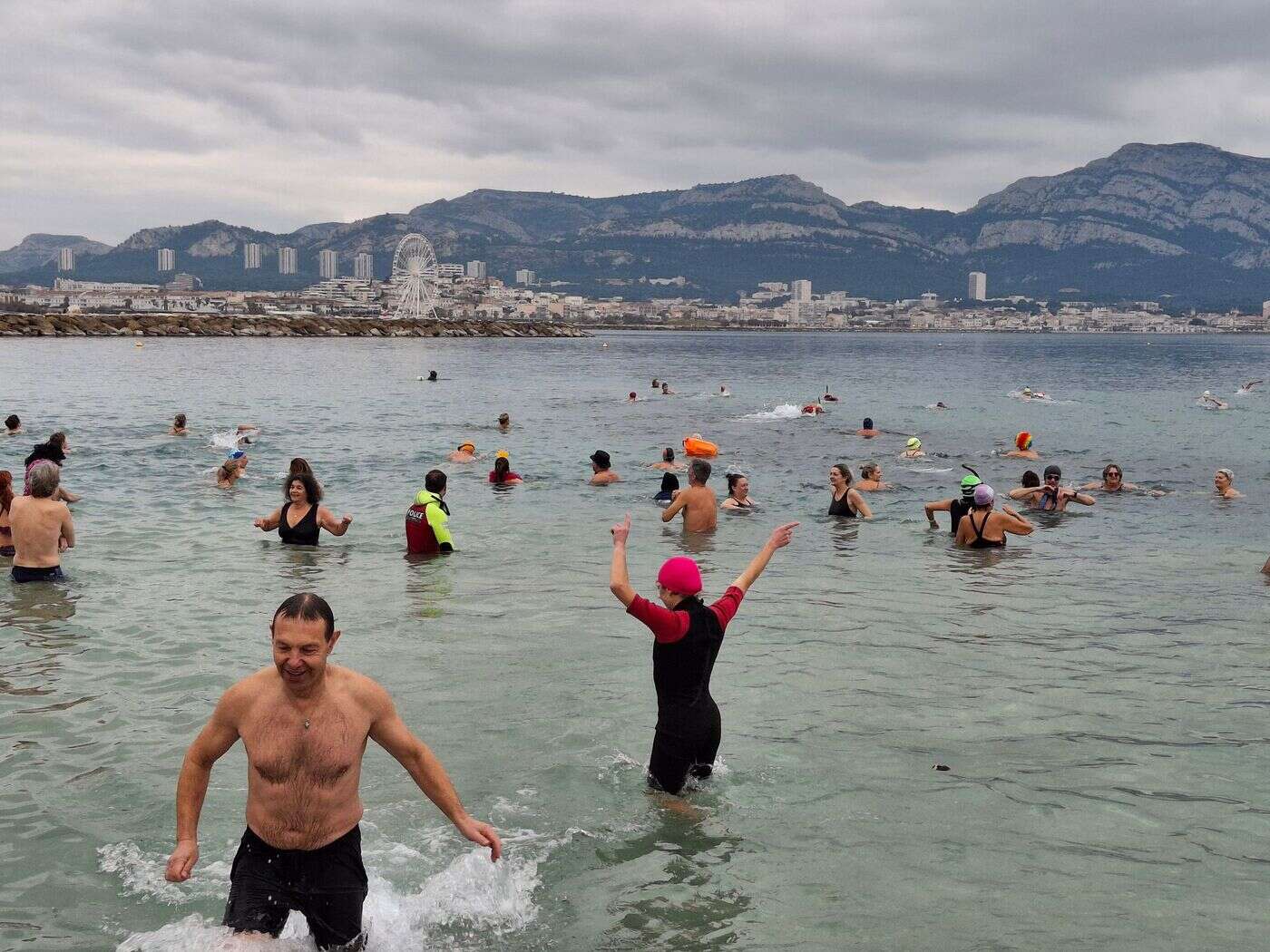 À Marseille, ils se jettent à l’eau pour le Nouvel An : « 13 degrés, ça pique mais après c’est vivifiant ! »