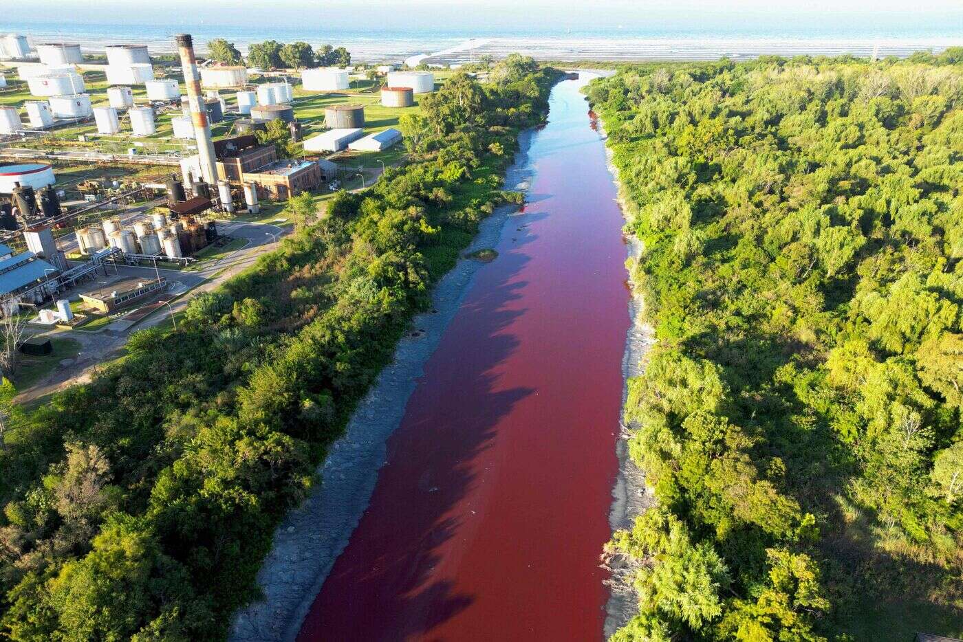 VIDÉO. « Une rivière de sang » : en Argentine, le Sarandi vire au rouge, probablement victime d’un épisode de pollution