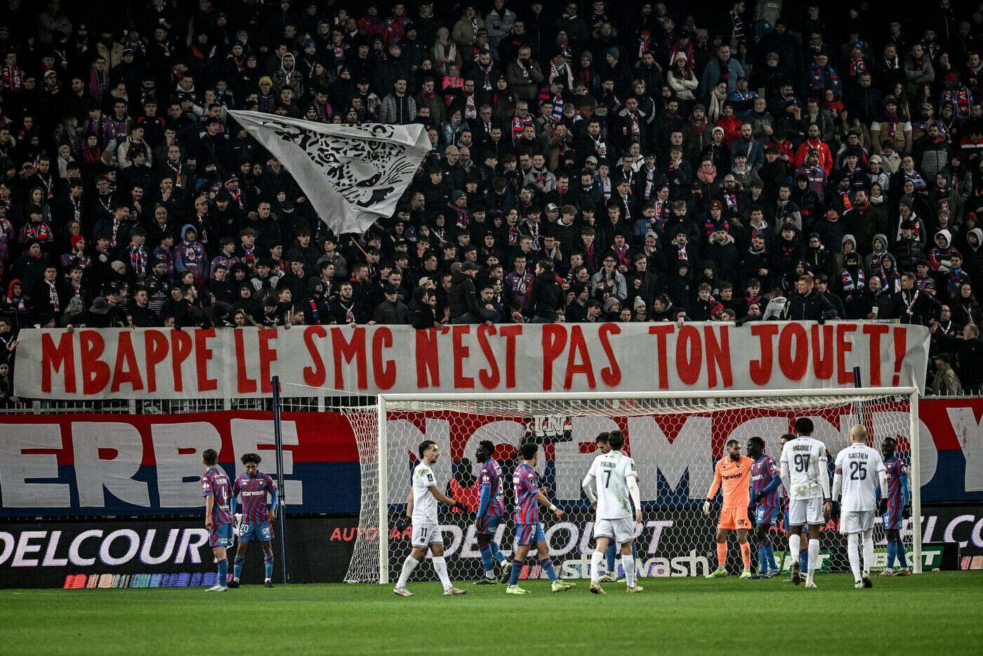 Caen-Clermont (0-1) : des banderoles anti-Mbappé déployées en tribunes lors du match de Ligue 2