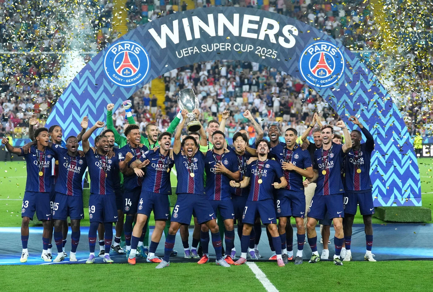PSG-Tottenham (2-2, 4-3 t.a.b.) : les images de la célébration des Parisiens après la remise du trophée