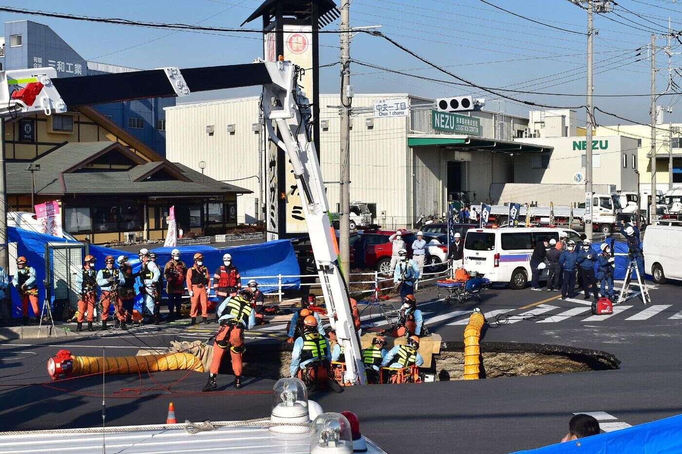 « Nous n’avons pas de contacts » : les recherches continuent pour sauver l’homme tombé dans un trou géant au Japon