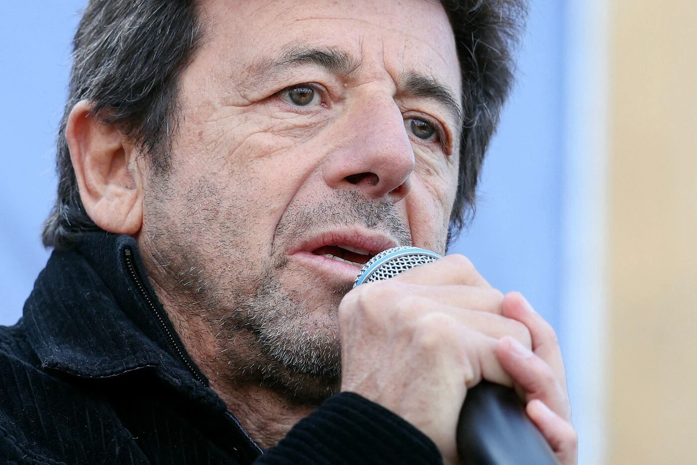 Accusé de viol, Patrick Bruel conteste le caractère contraint de sa relation avec Flavie Flamant
