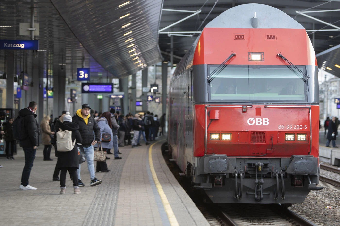 Le train redémarre pendant sa pause cigarette, il s’accroche entre deux wagons