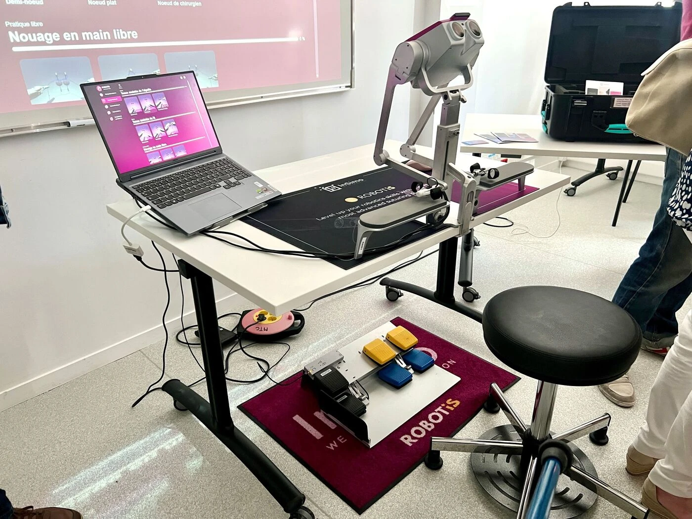 Un premier simulateur de chirurgie robotique compact et mobile mis en service à Rouen grâce à des tulipes