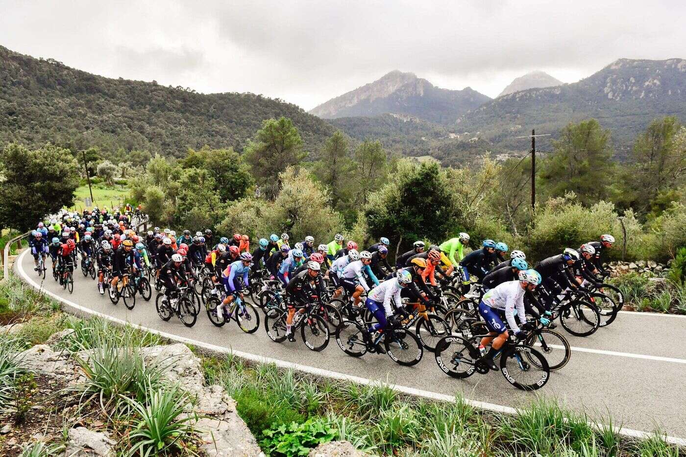 Cyclisme : face à des conditions dangereuses, le peloton décide de lui-même d’arrêter une course en Espagne