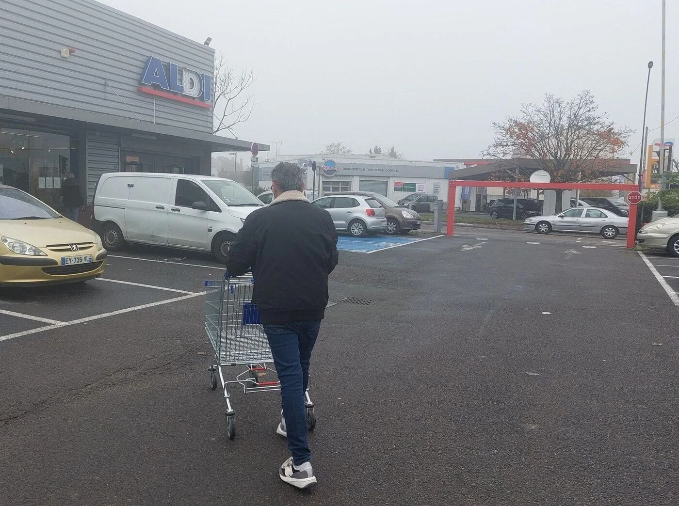 800 kg de nourriture périmée ou mal conservée : à Argenteuil, les clients fidèles à Aldi «comme tous les dimanches»