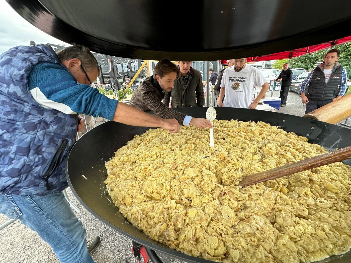 « On est là pour fédérer, pas pour diviser ! » : le premier Mondial de la truffade met le feu en Auvergne
