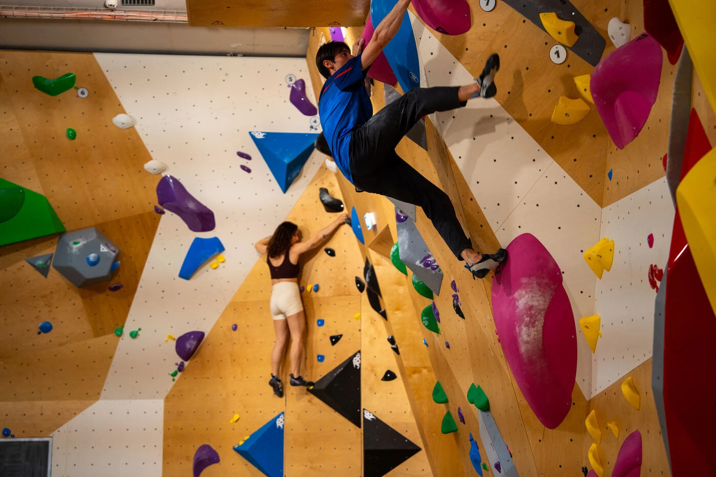 Climb World, la plus grande salle de bloc de Paris, vient d’ouvrir à Montparnasse