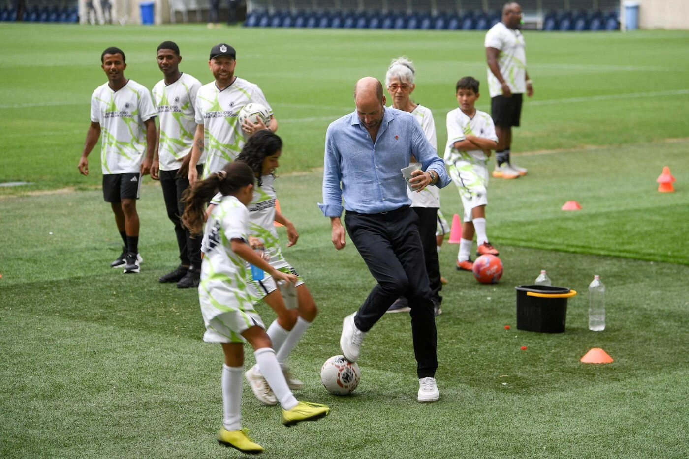 Pain de sucre et foot au Maracana avec Cafu : le prince William en visite au Brésil avant la COP30