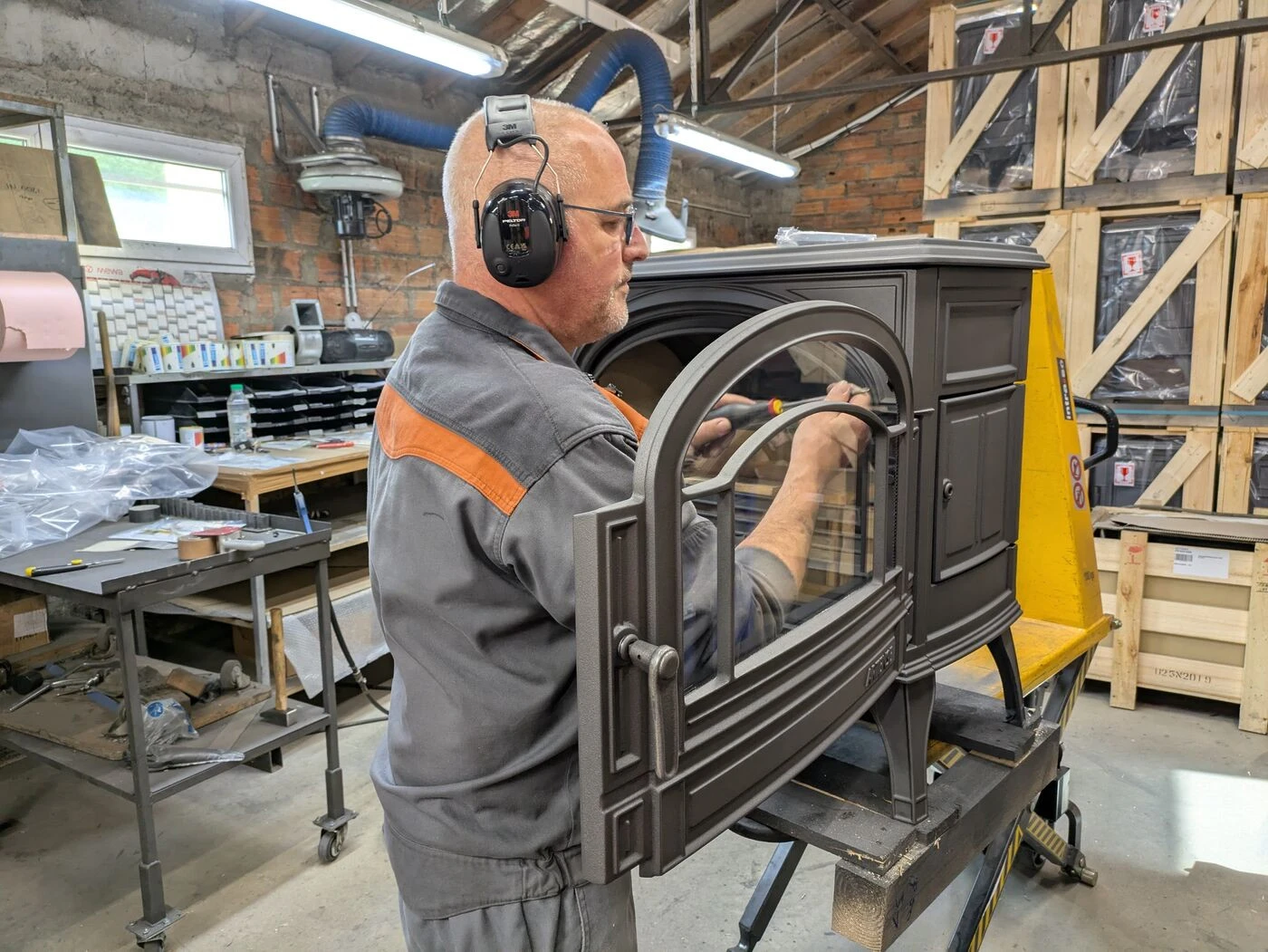 « Non, le chauffage au bois ne sera pas interdit en 2027 ! » plaide le patron d’un des derniers fabricants français de poêles et inserts