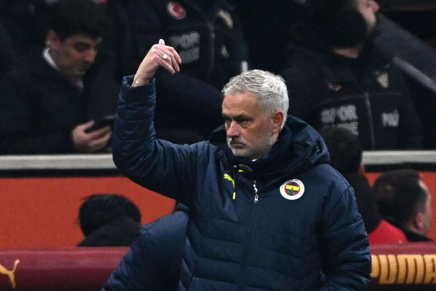 Football : Galatasaray accuse José Mourinho de « propos racistes » après le derby contre Fenerbahce